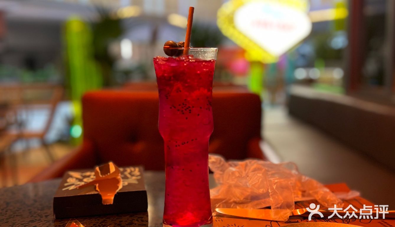 世豪二期里面洽个午饭。来吃这家新开的餐酒吧