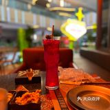 世豪二期里面洽个午饭。来吃这家新开的餐酒吧