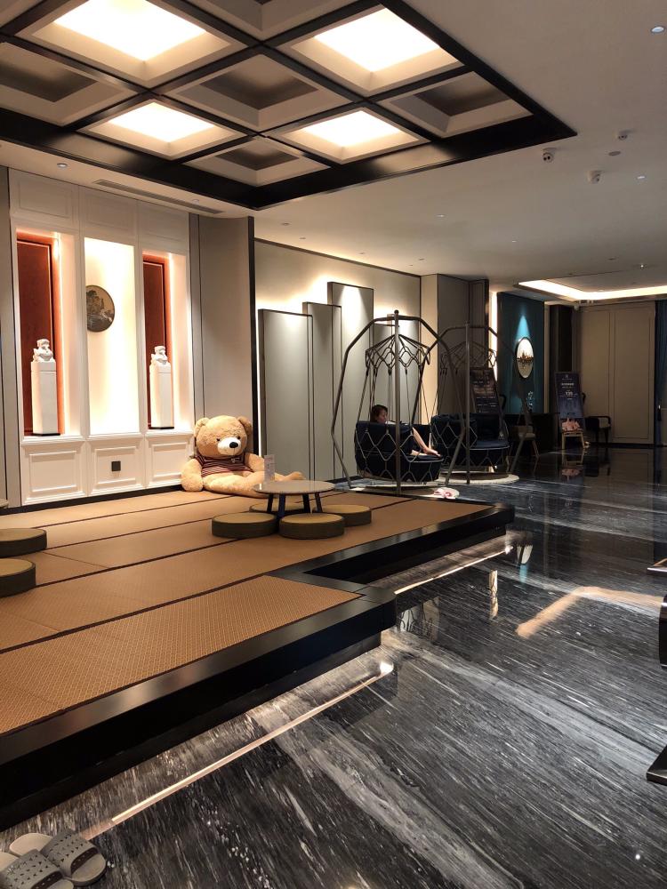 澜悦汇养生沐浴酒店-"上桥下桥就到啦.还算很方便.门口小哥还给.