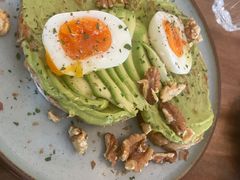牛油果煮蛋吐司-RAC BAR(安福路店)