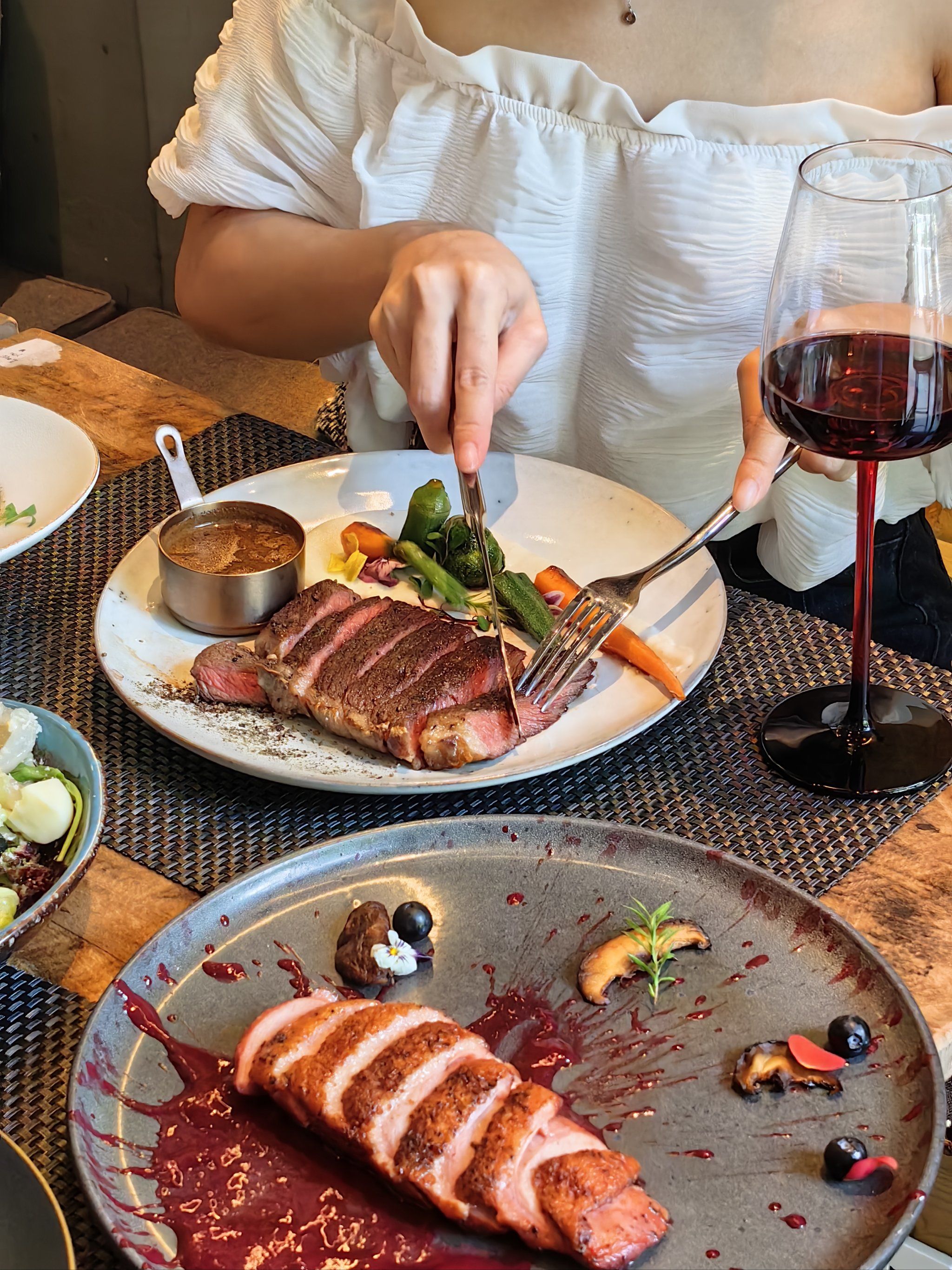 藏在东盟商务区的西餐红酒吧 🍷来这约会就对啦!