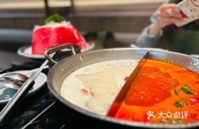 Sichuan Pepper Pig's Trotter and Tomato Dual Pot