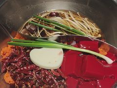 -茅草房·河畔园林火锅