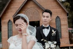 -现代经典婚纱摄影