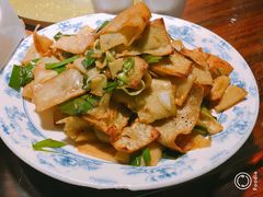 大蒜腊肉炒豆丝-深巷家味馆.湖北头牌红烧鱼头拌饭(黄陂店)