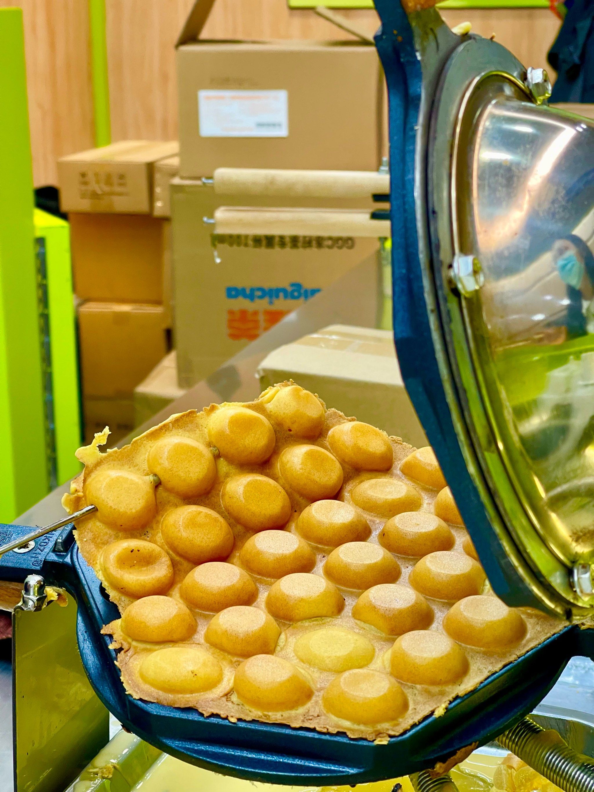 路过这家鸡蛋仔好香啊000000没忍住买了两个