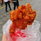 跟着当地人买炸排骨吃～[调皮]