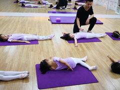 小朋友的男神胡老师。-红舞鞋舞蹈教育(近江校区)