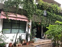 -彳亍咖啡·这里(水湾路店)