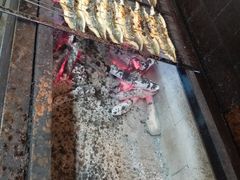 製作鰻魚的師父很好人，&nbsp;讓我進裏面拍照，&nbsp;鰻魚是用炭火燒烤-木津卸壳市场