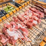 油闹闹和牛烧串｜滨江这家夜宵店据说好多女孩子带着笨蛋男友来！