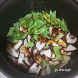 一锅出！简单又好吃的香肠什蔬焖饭