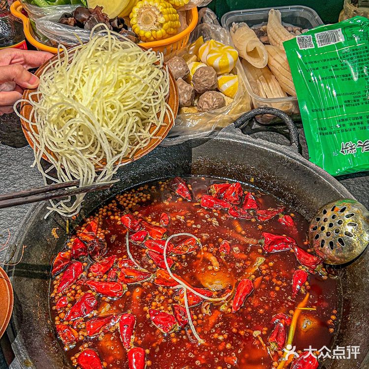 在郑州！一家可以自带菜的重庆火锅店 酒香不怕巷子深！