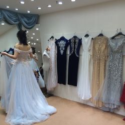 -觅白婚纱礼服馆