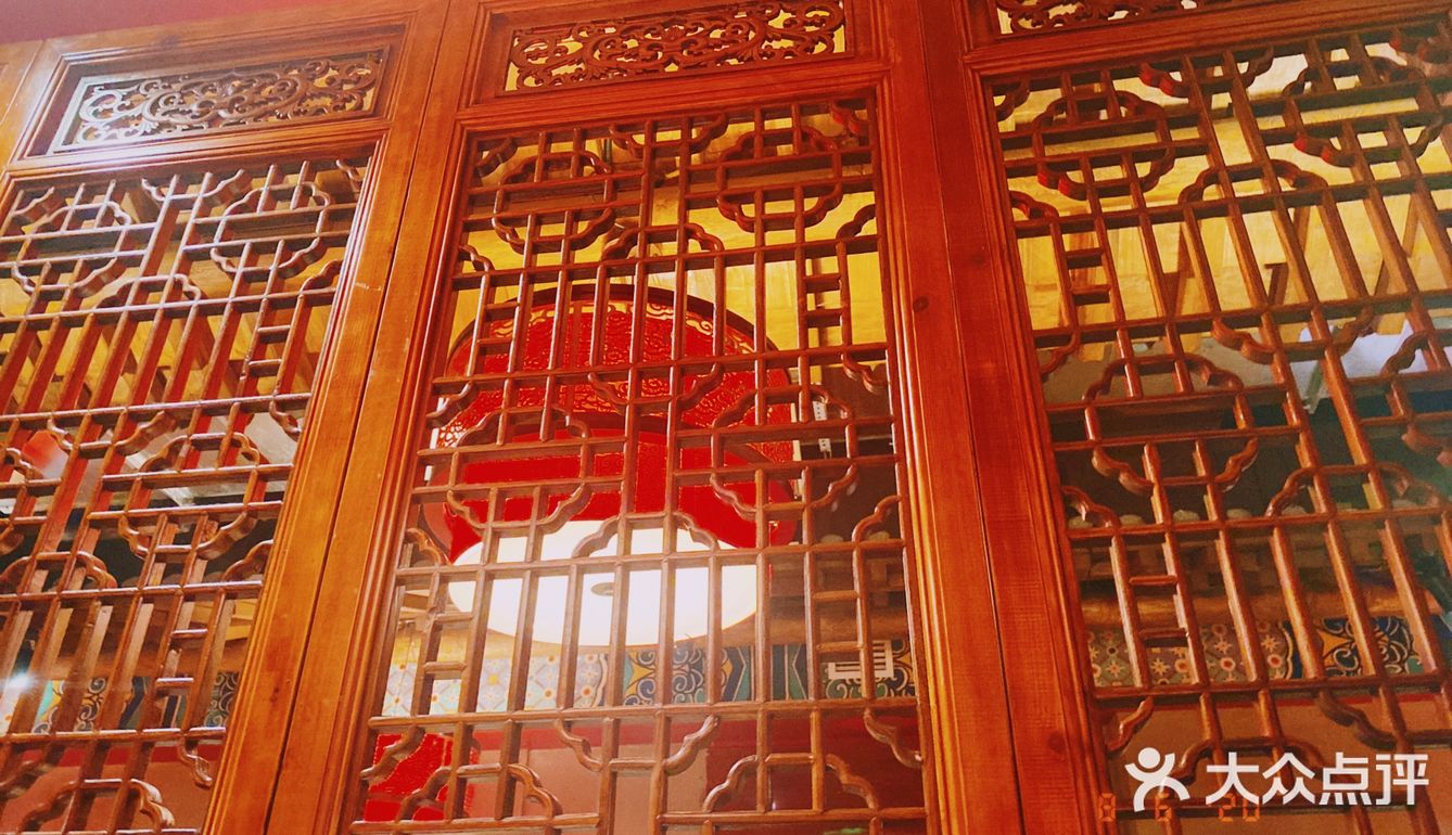 环境： 位置在人民公园对面，开车过来很方便