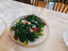 大地羽衣甘蓝牛油果沙拉-The Rug Cafe(王府中环店)