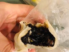 咸蛋黄乌米烧麦-佬泰丰斋· 乌镇茶食餐厅