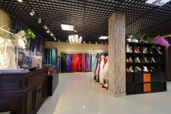 -月月婚纱礼服仓储店(王府井店)