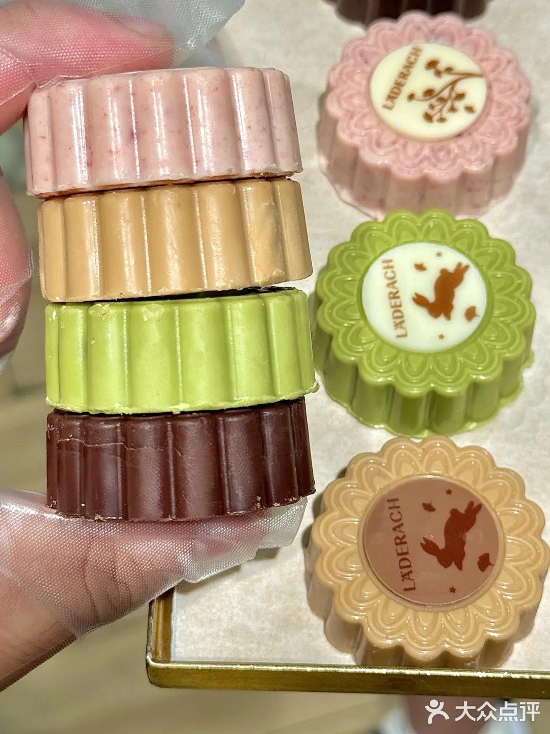 有钱人吃的月饼已经next level…！！