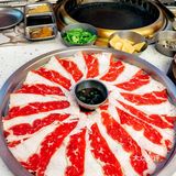 168小时熟成五花肉，要裹着葱叶山葵才好吃呀～
