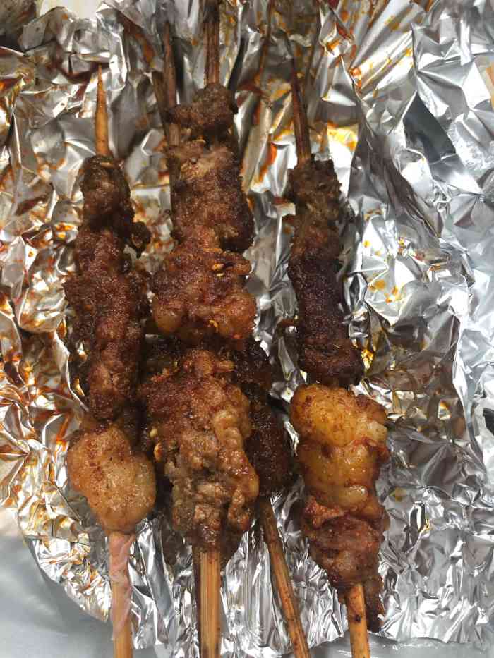 清真新疆塔里木烤羊肉串-"[薄荷]环境:保利这边的羊肉串店晚上喝.