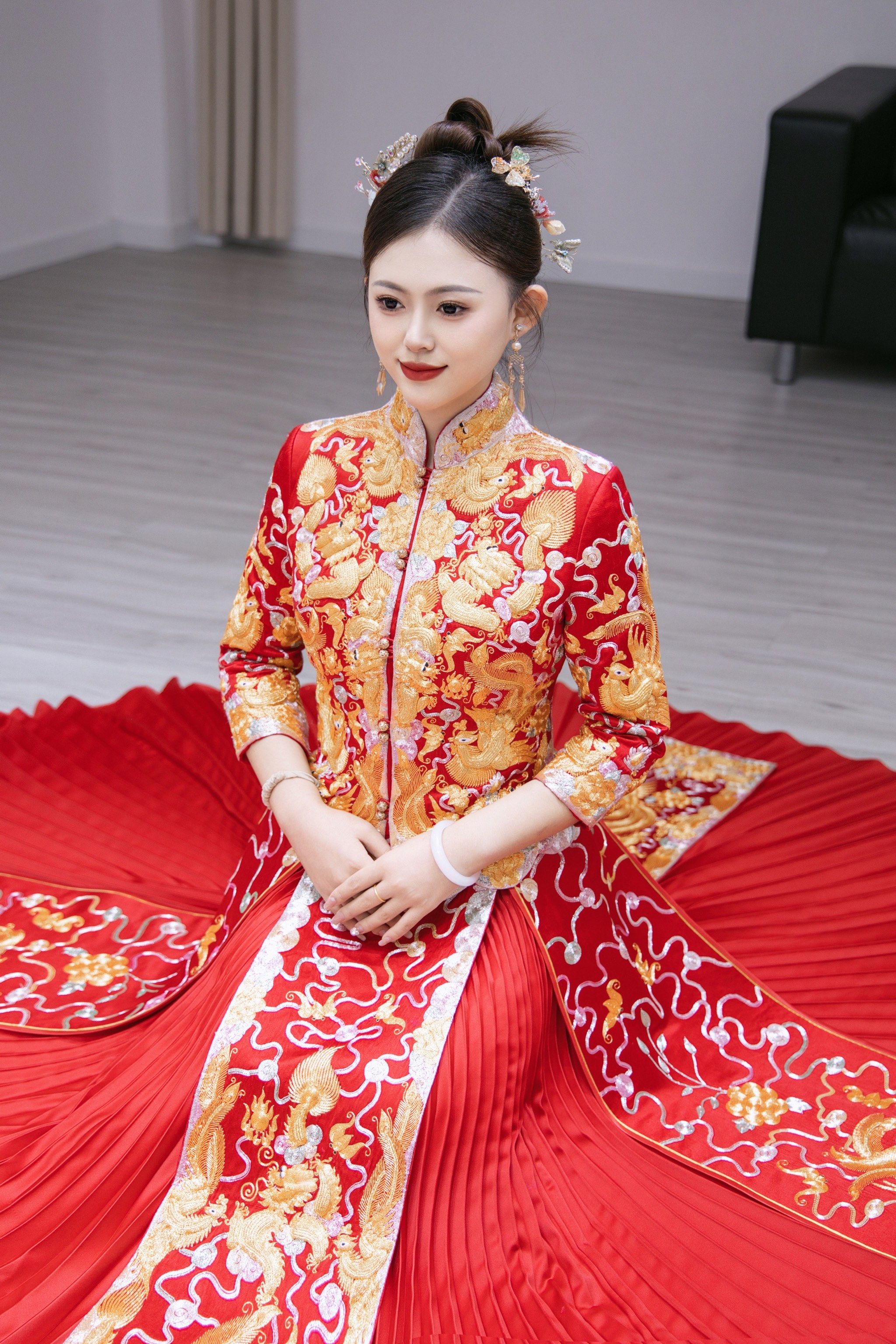 红袖喜服上金线精致勾勒