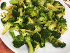 炒西兰花-蓝精灵饺子店