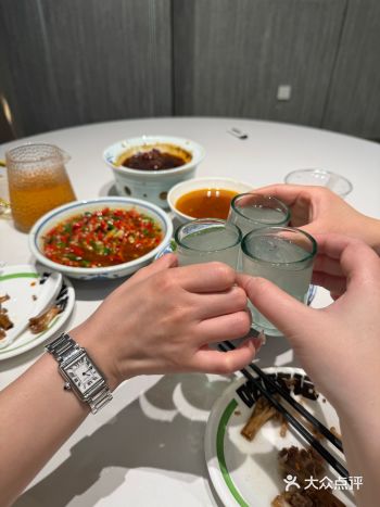 鸡爪不错，软软糯糯的，就是太辣了，湖北人已老实