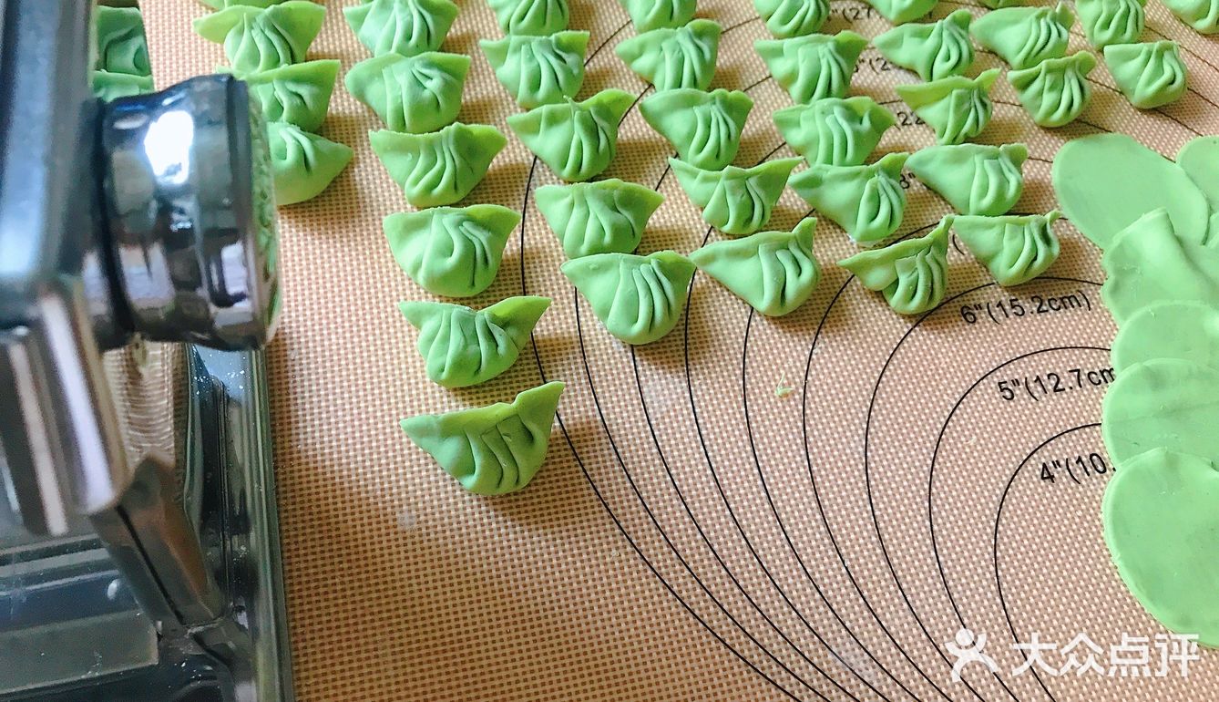 把春天包进饺子里 绿色的饺子皮是用小油菜汁和的面