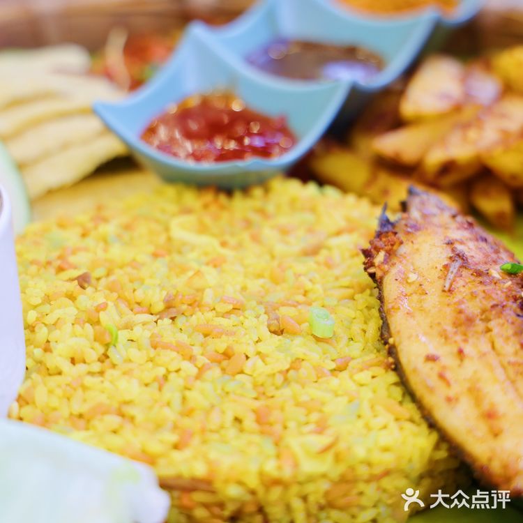 大理古城里的傣族风情，手抓饭真的绝了