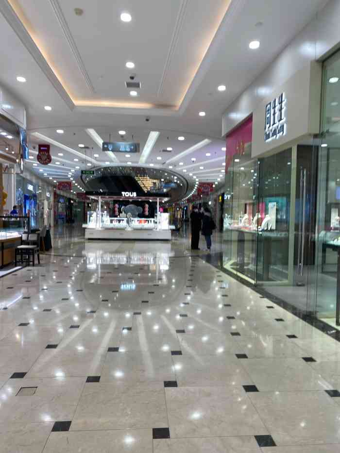 百联又一城购物中心-"不知道为什么空荡荡的,每次去几乎都是陪老.