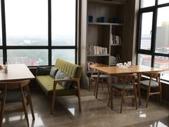 早餐餐桌一角，旁边是书吧-西安大雁塔科技大学地铁站亚朵酒店