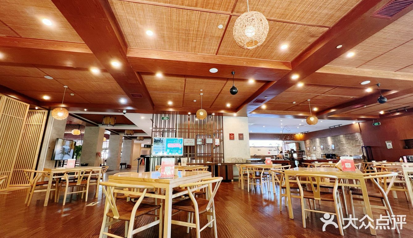 5菜1汤1份主食3个女孩正好，还送了我们一碟桂花糕