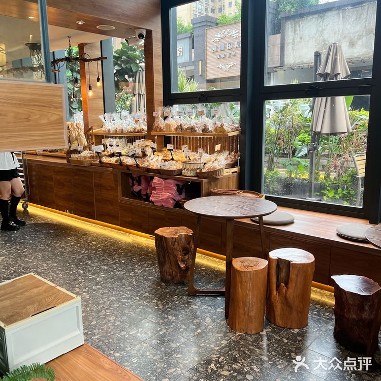 面包、咖啡都很好，唯独酒不给卖，不好[快哭了]