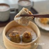 滨江边的国风咖啡店