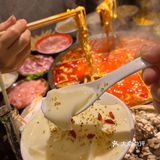 做了一辈子火锅的张孃孃，开了家招牌红彤彤的野火锅