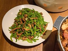 鲜豆角丝炒肉-姥姥家春饼店(八里庄店)