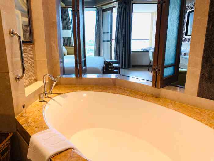 广州白水寨嘉华温泉酒店-"房间干净宽敞[色],有浴缸浴室,服务也一.