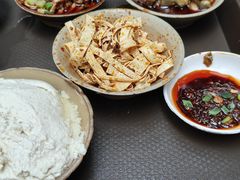 -董哥山城碗碗香(美专校街店)