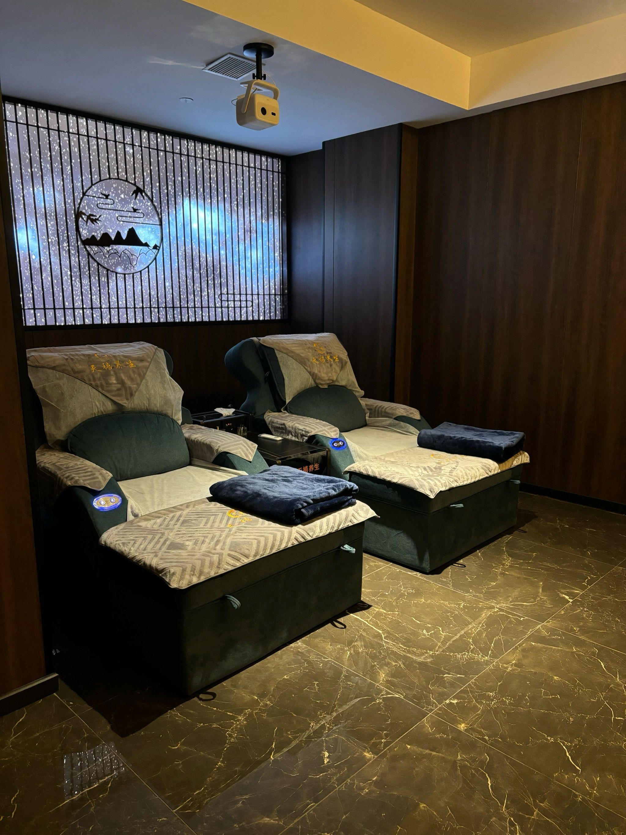 n
项目内容:90分钟足疗

体验过程:
技师手法非常专业,很久