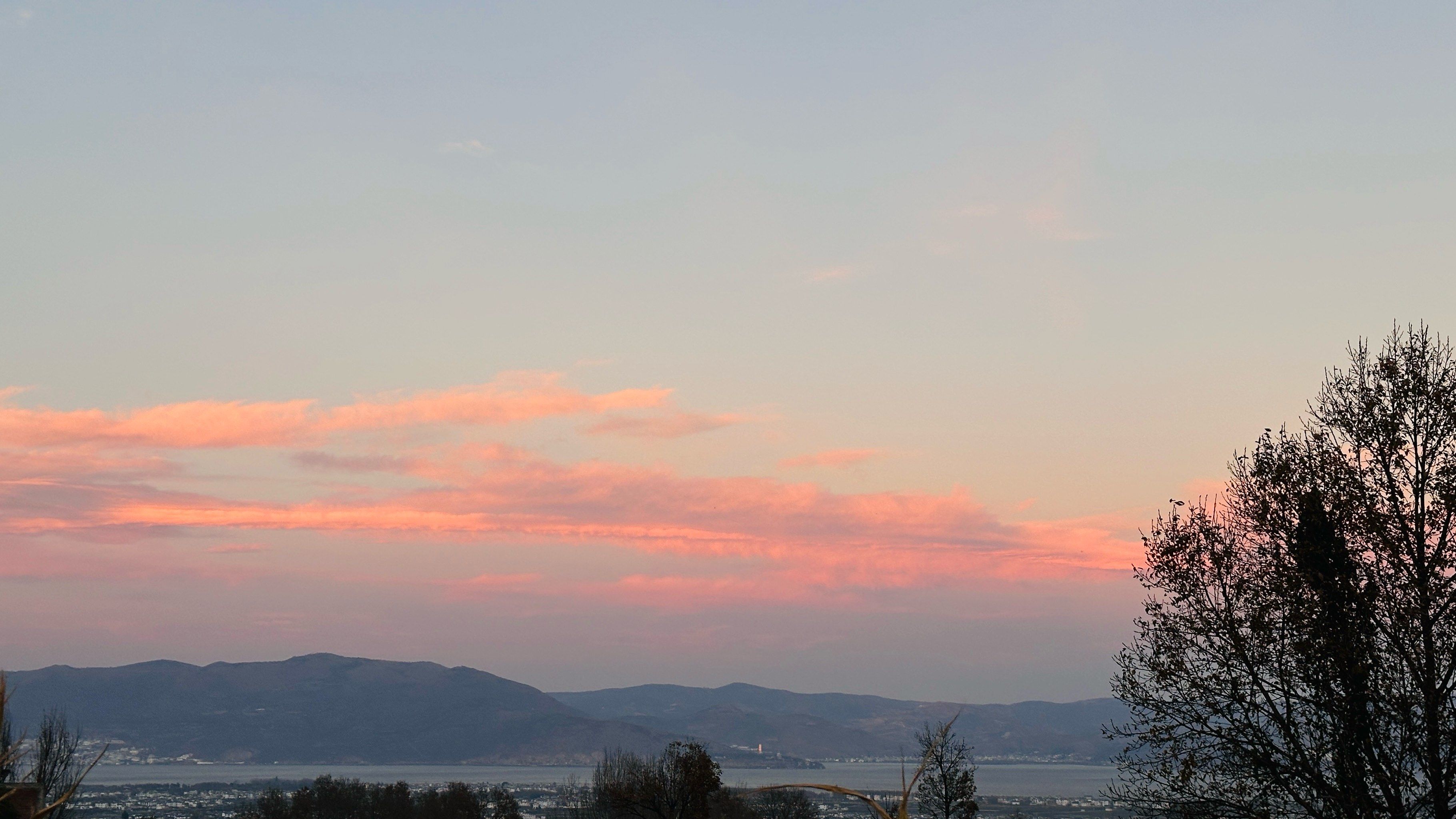 大理的晚霞染红了天空