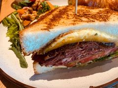 烤牛肉三明治配沙拉-The Diner X餐厅(青岛万象城店)