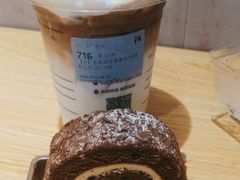 樱桃黑巧瑞幸卷-瑞幸咖啡(长宁来福士B1层店)