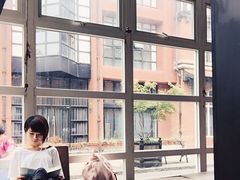在九宫格里，有一整面玻璃窗，我坐在那里看书。-钟书阁(松江泰晤士小镇店)