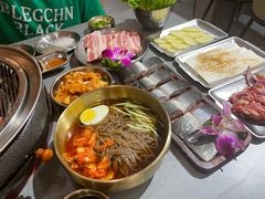 -围炉肉舍•炭烤活鳗•丹东海鲜烤肉(步行街店)