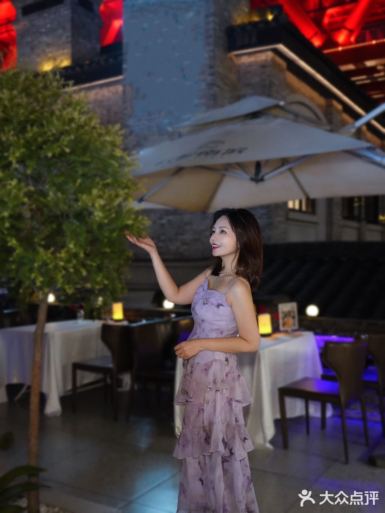 便能邂逅一家满是惊喜的江景餐厅。宽敞的大露台