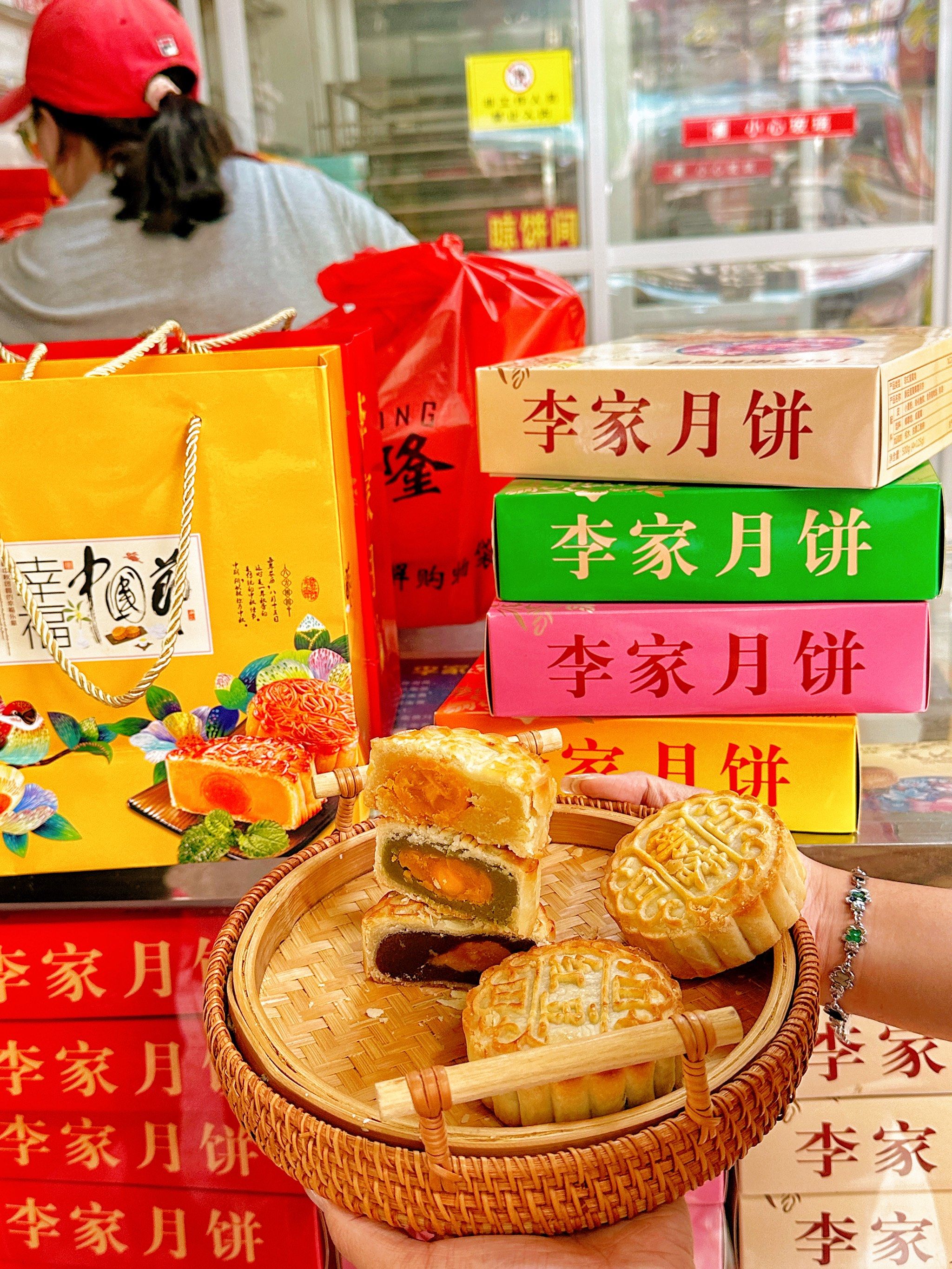 排队买到的现做月饼,三亚巷子里的古早味