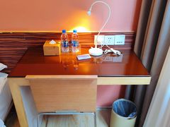 -卡罗酒店(东门晒布地铁站店)