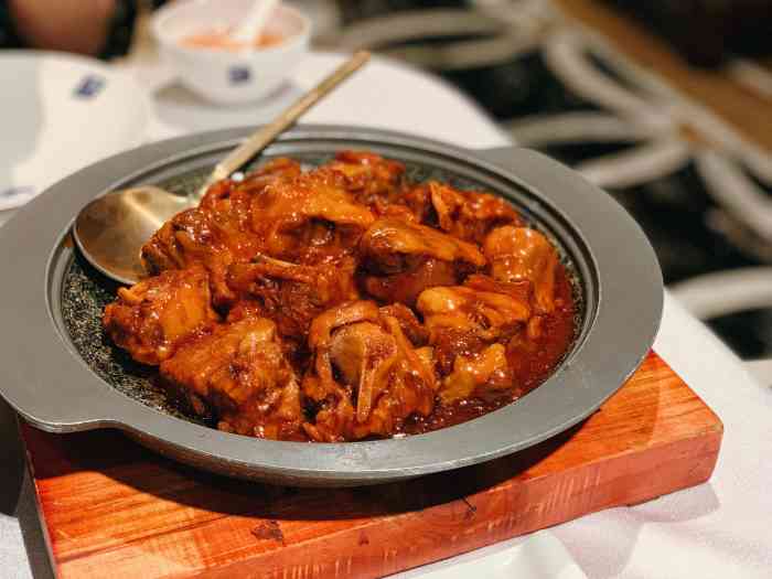 耳朵眼会馆(鼓楼店)-"耳朵眼会馆很有名的餐厅 装修很气派 服务.