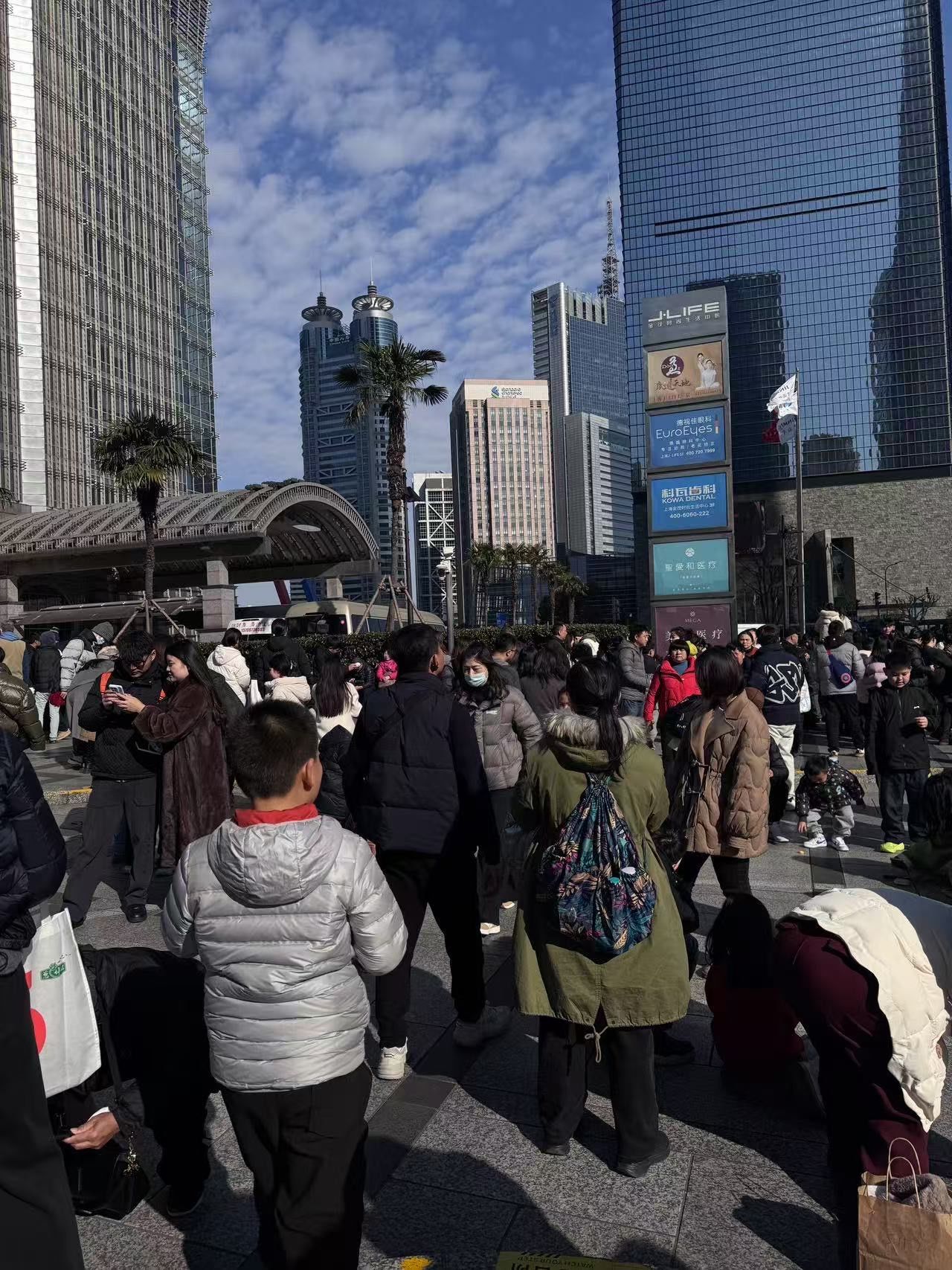 还没到外滩,远远就能看到密密麻麻的人群,摩肩接踵